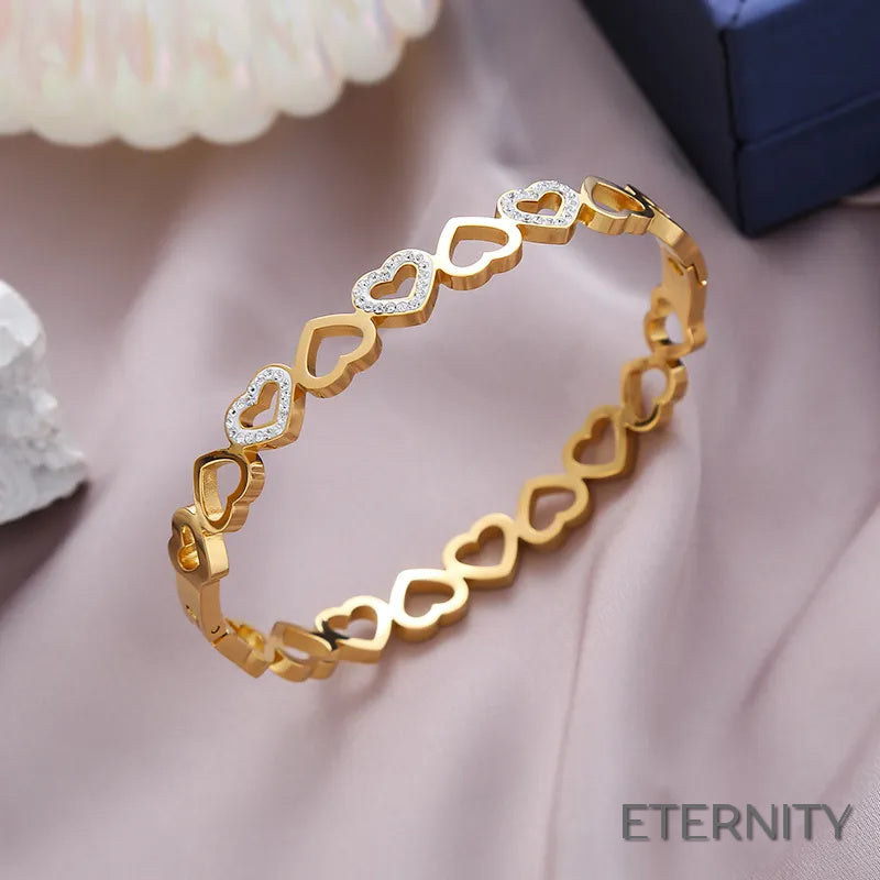Pulseras Femeninas con Diseño de Corazones Calados Adornados con Circonitas - ETERNITY