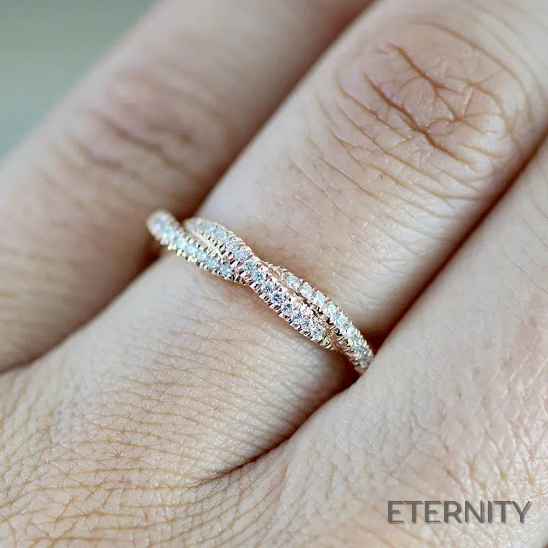 Anillo Dorado Delgado con Diseño Trenzado de Cristales Brillantes - ETERNITY