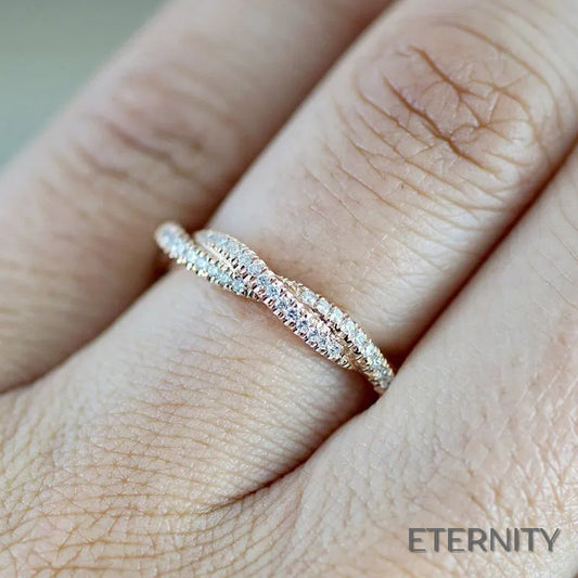 Anillo Dorado Delgado con Diseño Trenzado de Cristales Brillantes - ETERNITY