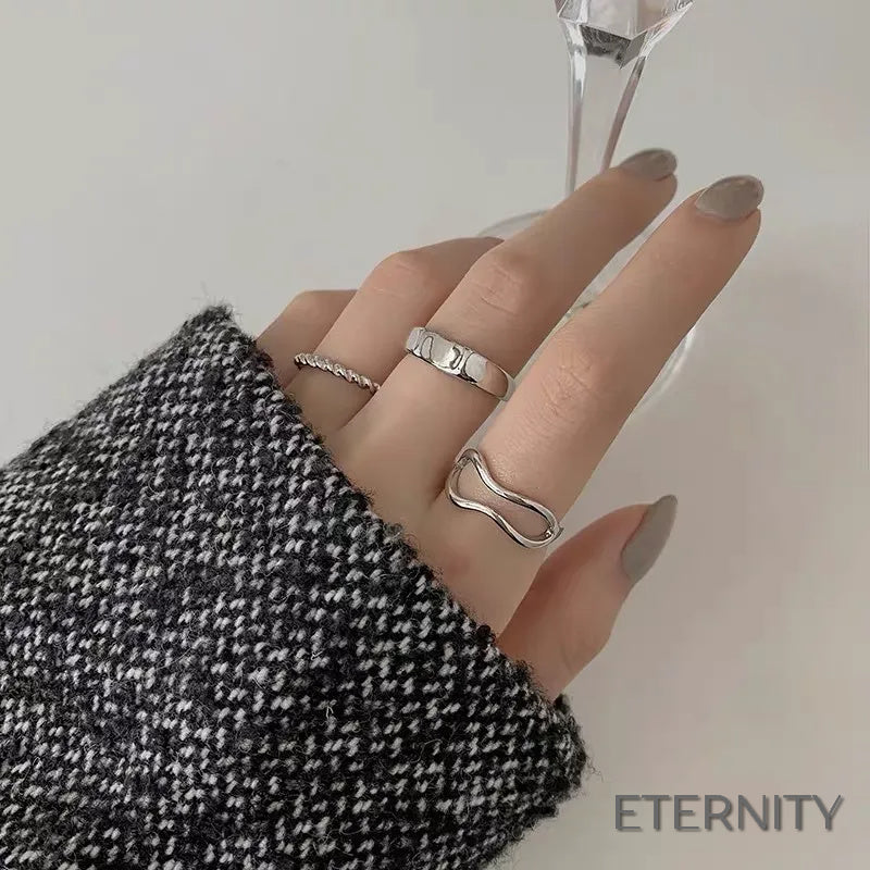 Set de Tres Anillos Dorados con Forma Ondulada y Trenzada - ETERNITY