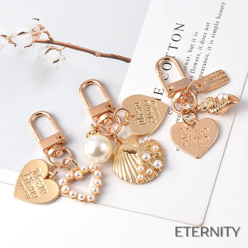 Llaveros Encantadores con Dijes de Corazón Grabado, Concha Marina y Perlas - ETERNITY