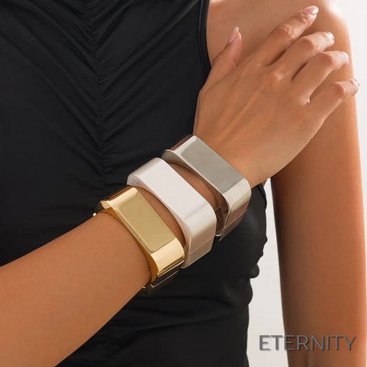 Pulsera Femenina Moderna de Aleación Dorada con Diseño Geométrico Audaz - ETERNITY