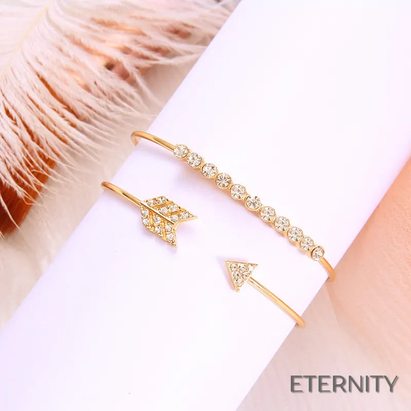 Set de Brazaletes Abiertos Dorados con Diseño de Flecha Brillante - ETERNITY