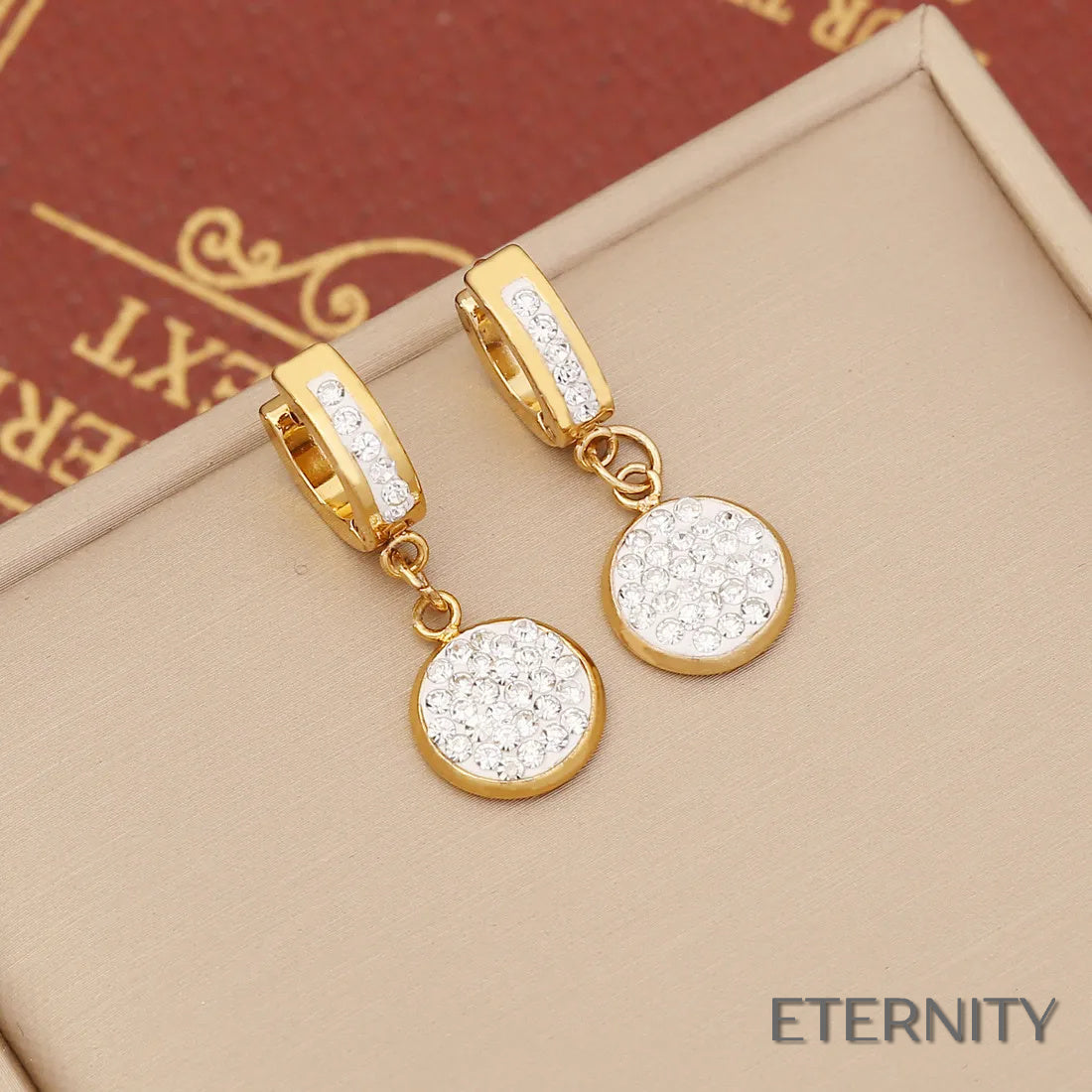 Zarcillos Colgantes Dorados con Dijes Brillantes de Mariposa, Corazón y Círculo - ETERNITY