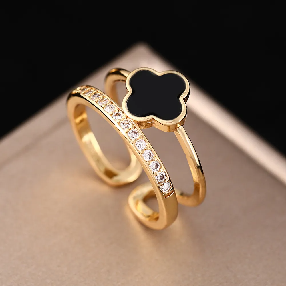 Anillos Femeninos Modernos con Trébol Esmaltado Blanco y Negro y Circonitas - ETERNITY