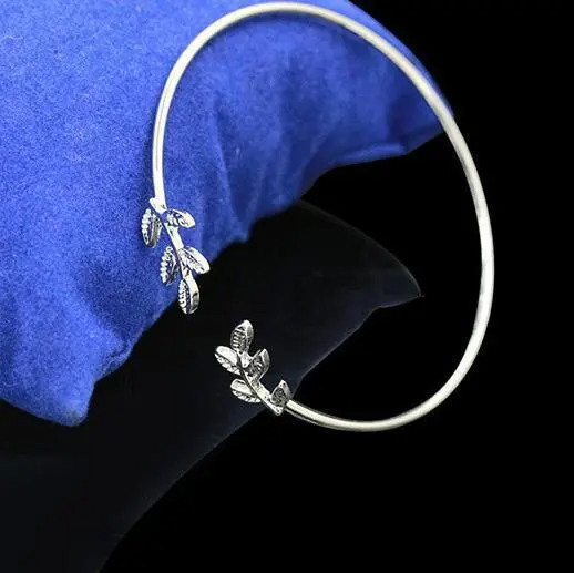 Elegancia Femenina: Brazalete Fino con Diseño de Hojas - ETERNITY