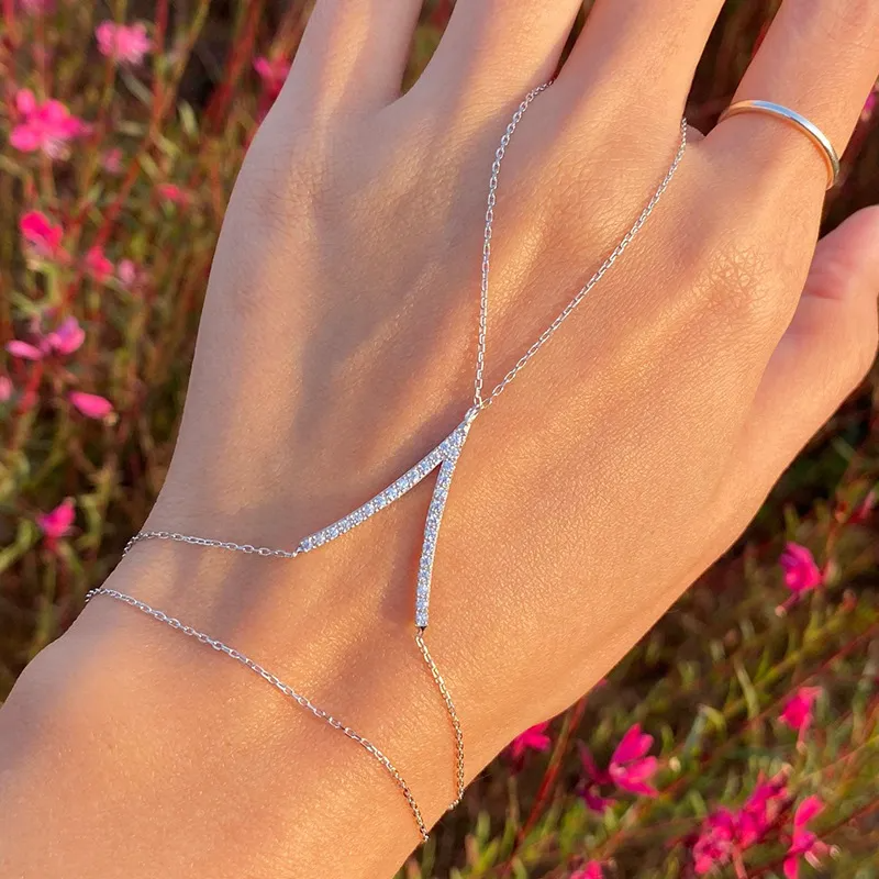 Elegante Pulsera Femenina de Mano con Brillantes en Forma de V - ETERNITY