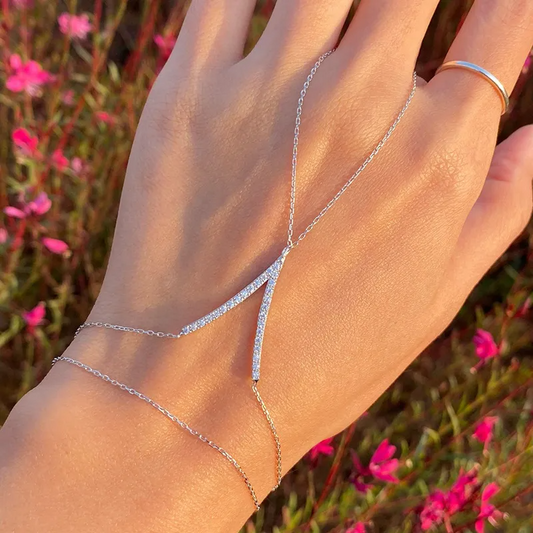 Elegante Pulsera Femenina de Mano con Brillantes en Forma de V - ETERNITY