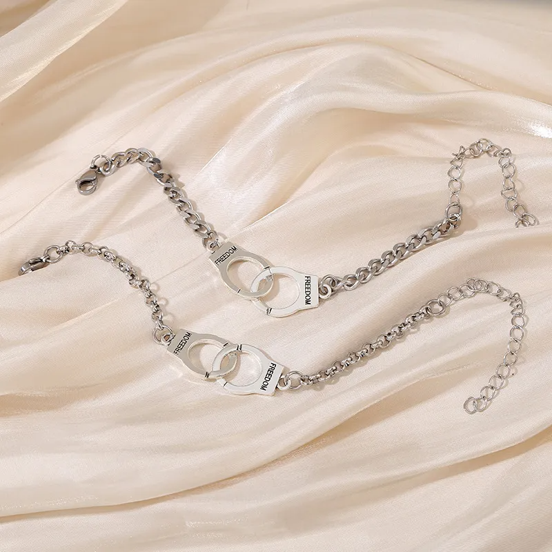Brazalete Plateado de Cadena con Dijes de Esposas "FREEDOM" para Hombre - ETERNITY