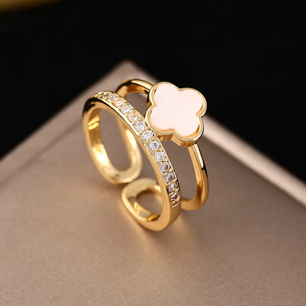 Anillos Femeninos Modernos con Trébol Esmaltado Blanco y Negro y Circonitas - ETERNITY