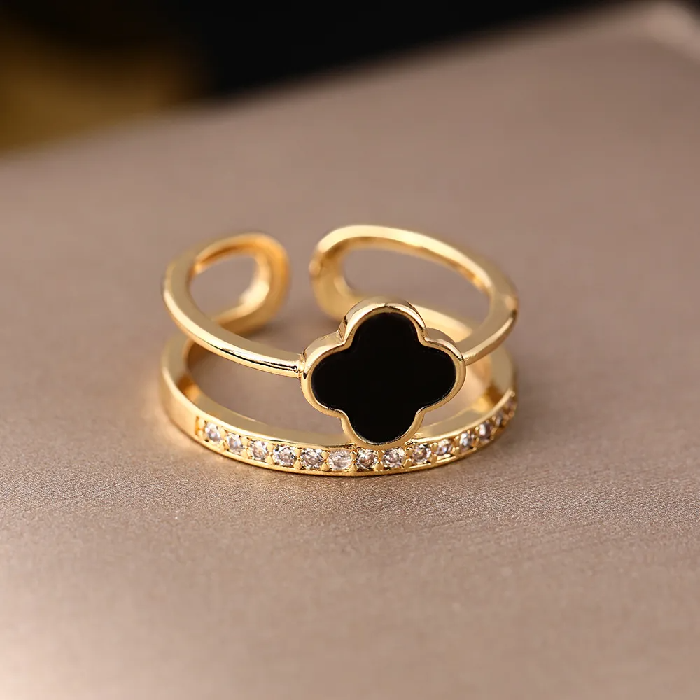 Anillos Femeninos Modernos con Trébol Esmaltado Blanco y Negro y Circonitas - ETERNITY